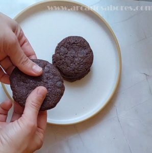 Bolachas de chocolate com óleo de coco, farinha integral e sem ovo