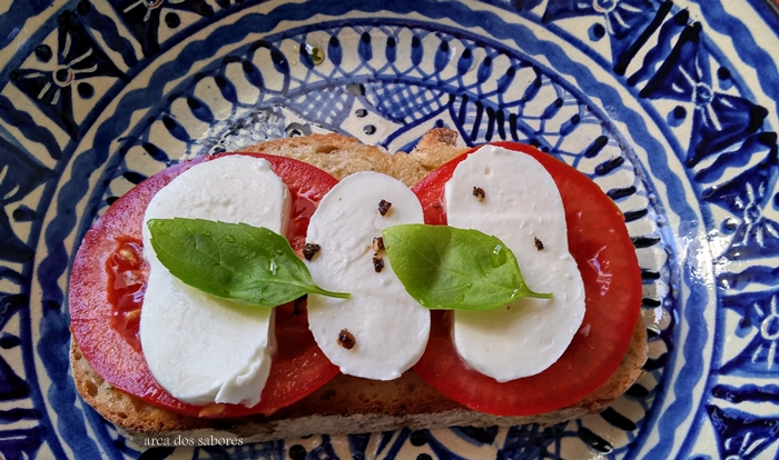 Bruschetta de tomate e mozarella