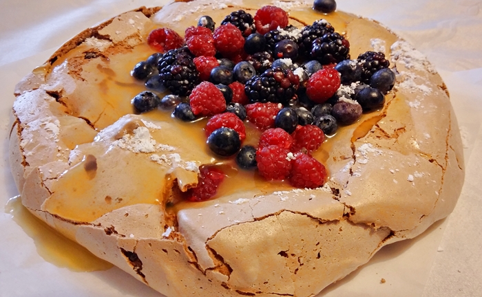 Pavlova de chocolate com frutos vermelhos