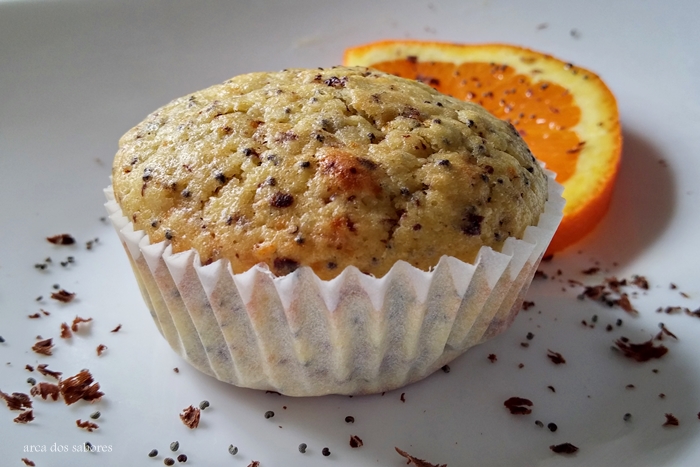 Muffins de laranja, sementes de papoila e chocolate