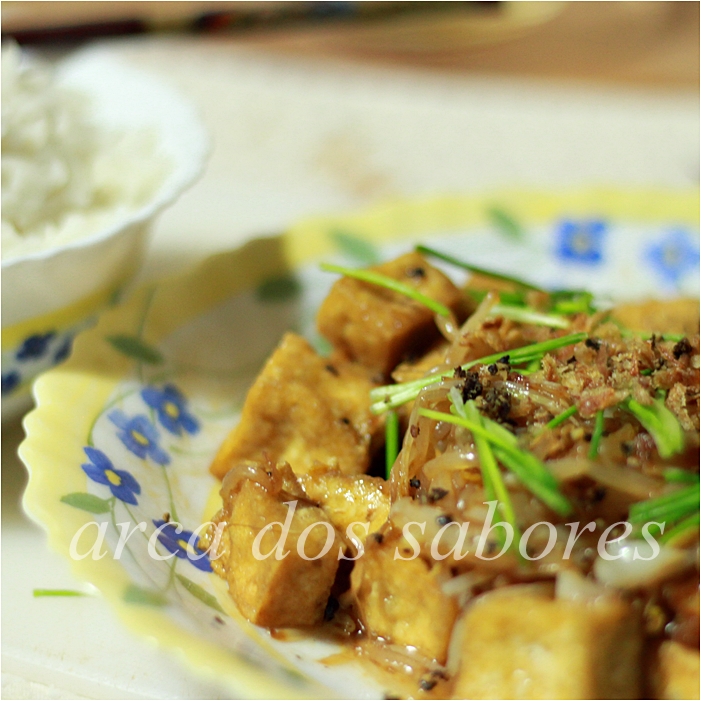 Tofu salteado com rebentos de soja