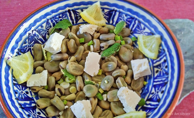 Salada de favas com queijo feta