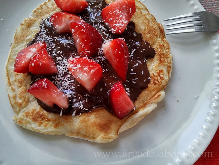 panquecas de coco, chocolate e morangos (sem ovos e sem açúcar)