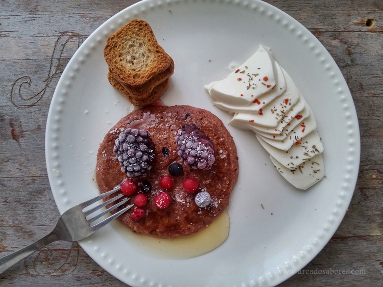 panquecas de cereja e frutos vermelhos