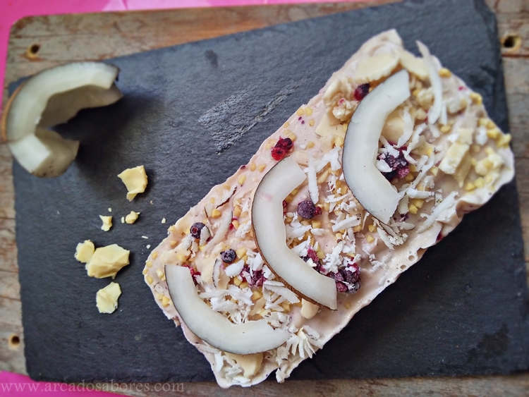 gelado de chocolate branco, coco e frutos vermelhos