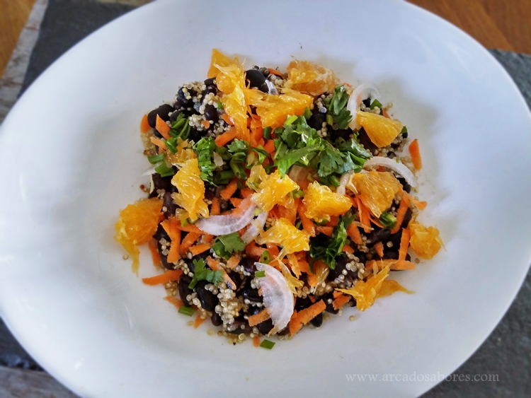 salada de quinoa, feijão preto e laranja