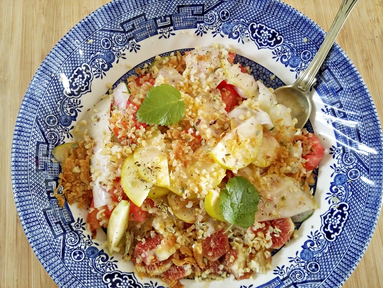 Salada de bulgur, tomate e frutas