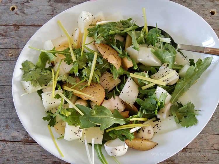 Salada de rúcula, ameixa e melão