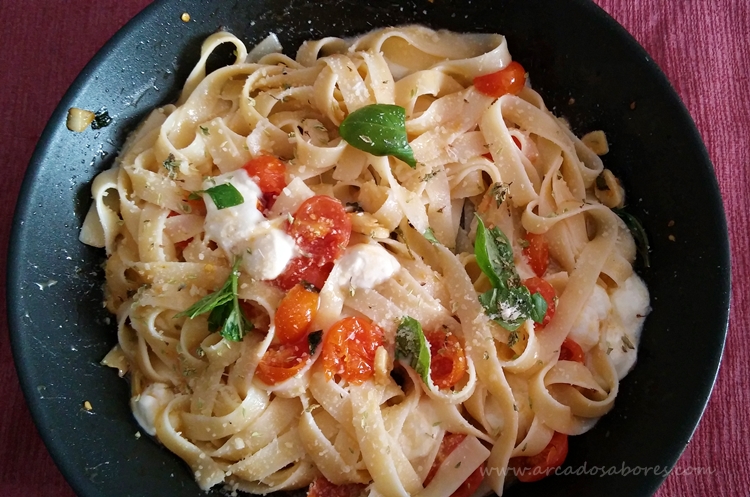 Tagliatelle com tomate cherry e mozarela