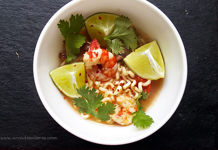 Sopa thai de noodles com camarão (Tom Yum)