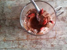 Mousse de chocolate e goji