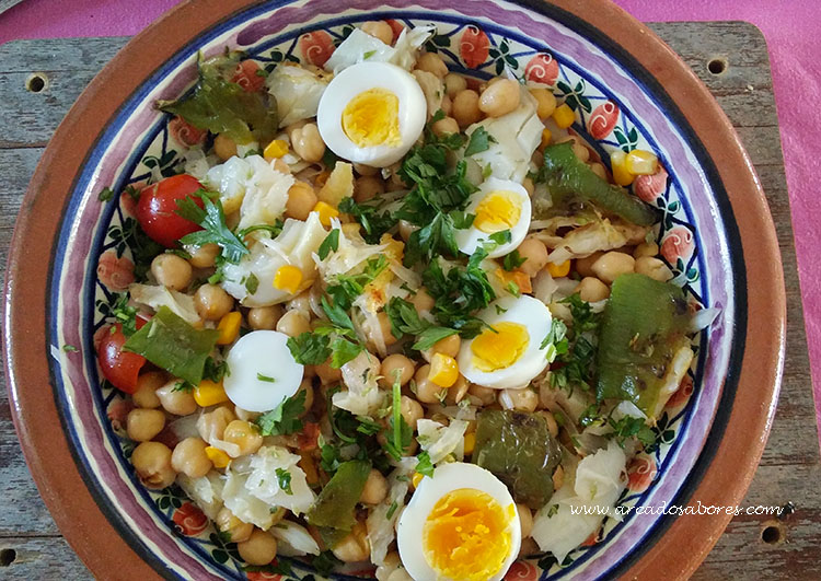 Salada de grão e bacalhau