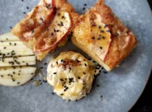 bolo de fubá com maçã e canela