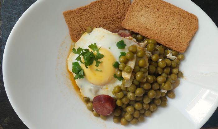 Receita Rápida de Ervilhas com Ovos Escalfados e Chouriço (Pronto em 30 Minutos!)