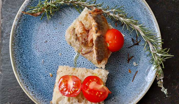 focaccia mediterrânica com sardinha e tomate cherry