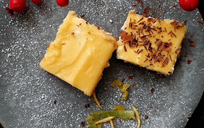 Tiramisu de Limão Cremoso: Cobertura de Curd e Base de Café (20 minutos)