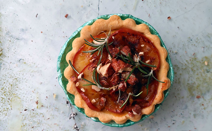 tarteletes de massa areada com maçã e alecrim